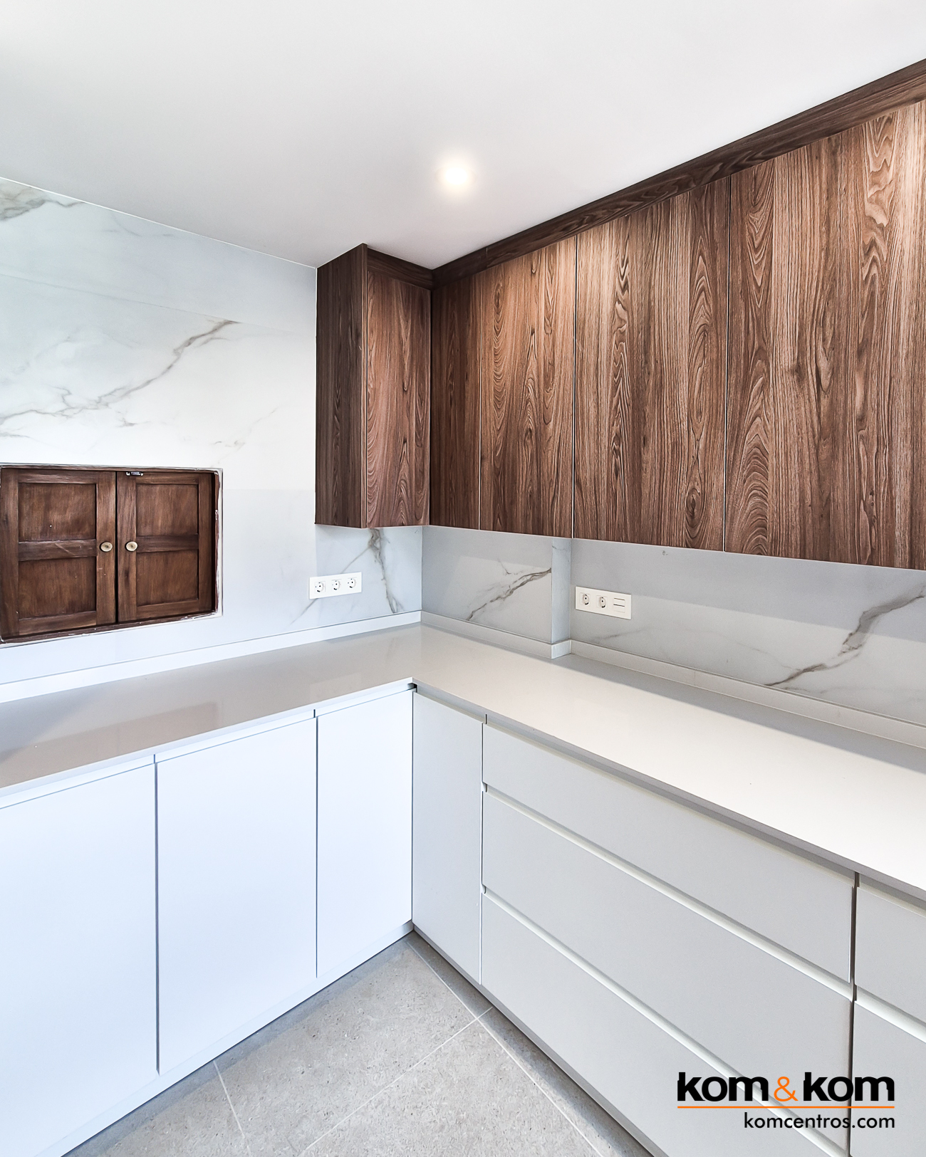 cocina moderna blanca y madera nogal sin tiradores